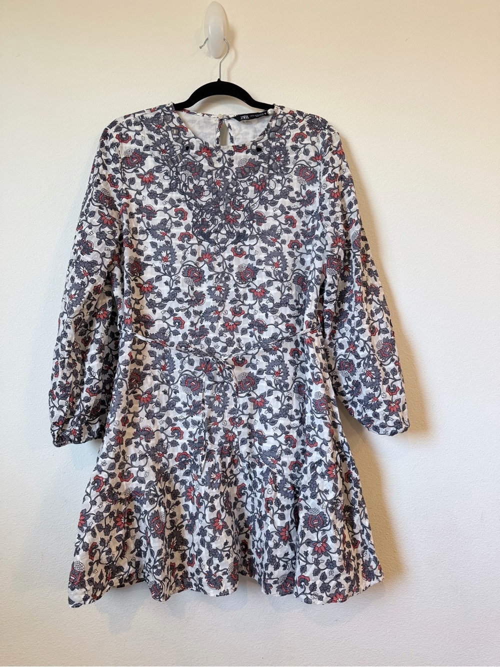 Zara White Long-Sleeve Floral Tiered Mini Dress with Gray & Red Print